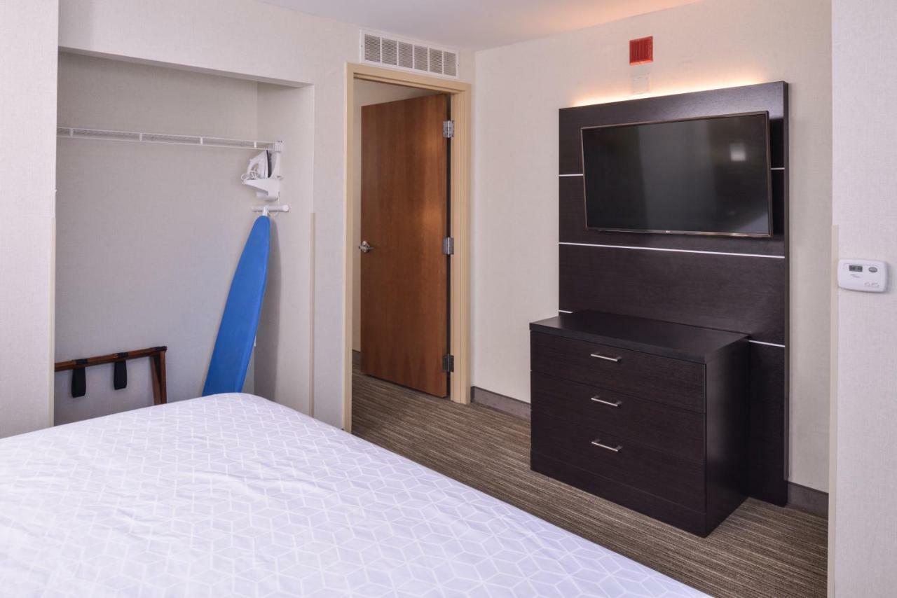Double Suite - Mobility Access Tub/Non-Smoking